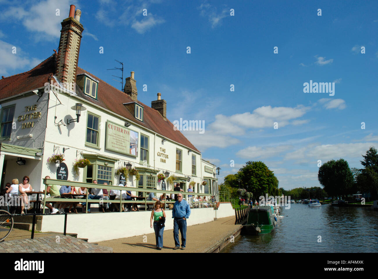 Vue grand angle de la faucheuse Inn à côté de la rivière Great Ouse Ely Cambridgeshire Angleterre Banque D'Images