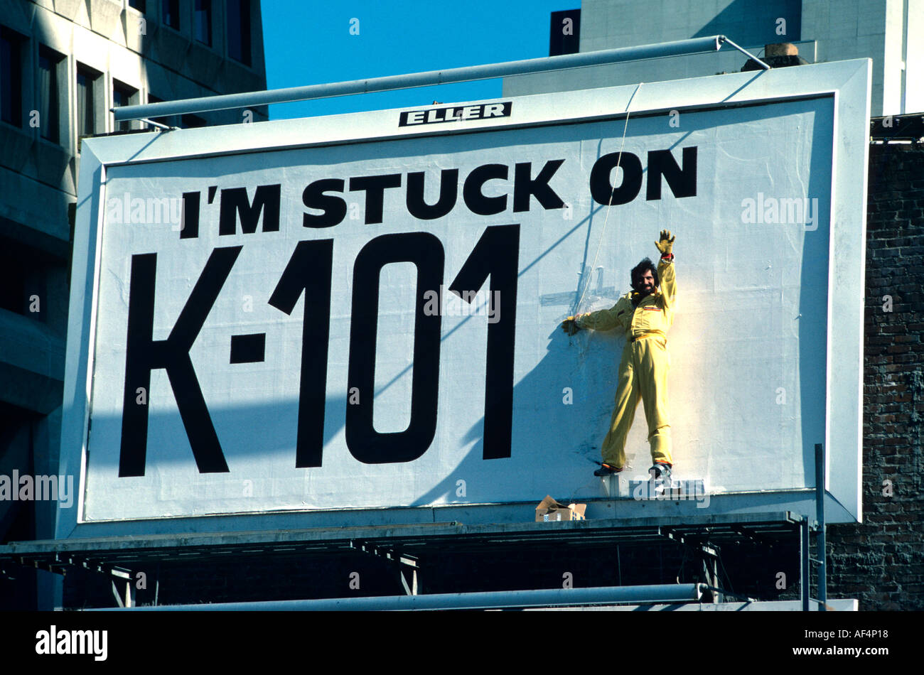L'homme annonce en direct sur un grand panneau publicitaire de publicité pour attirer l'attention sur une station de radio à San Francisco California USA Banque D'Images