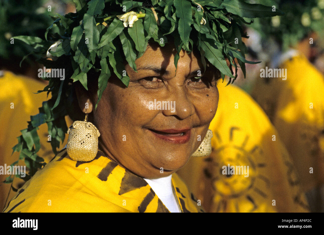 Smiling Tahitian dame portant beau petit panier en paille miniature boucles d'au Festival des arts du Pacifique Banque D'Images
