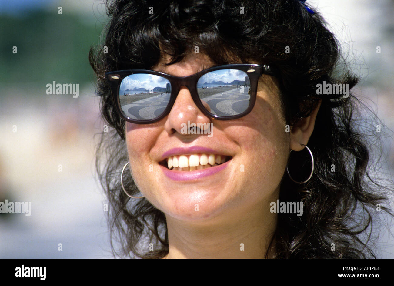 Réflexions de la mosaïque du pavé à la plage de Copacabana dans le miroir lunettes  de soleil d'un sourire des champions 2013 Rio de Janeiro Brésil Photo Stock  - Alamy
