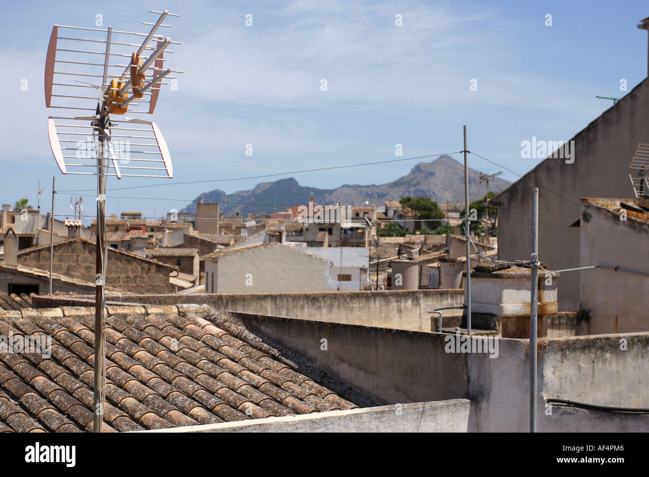 L'antenne de télévision dans la vieille ville d'Alcudia, Mallorca Espagne Banque D'Images