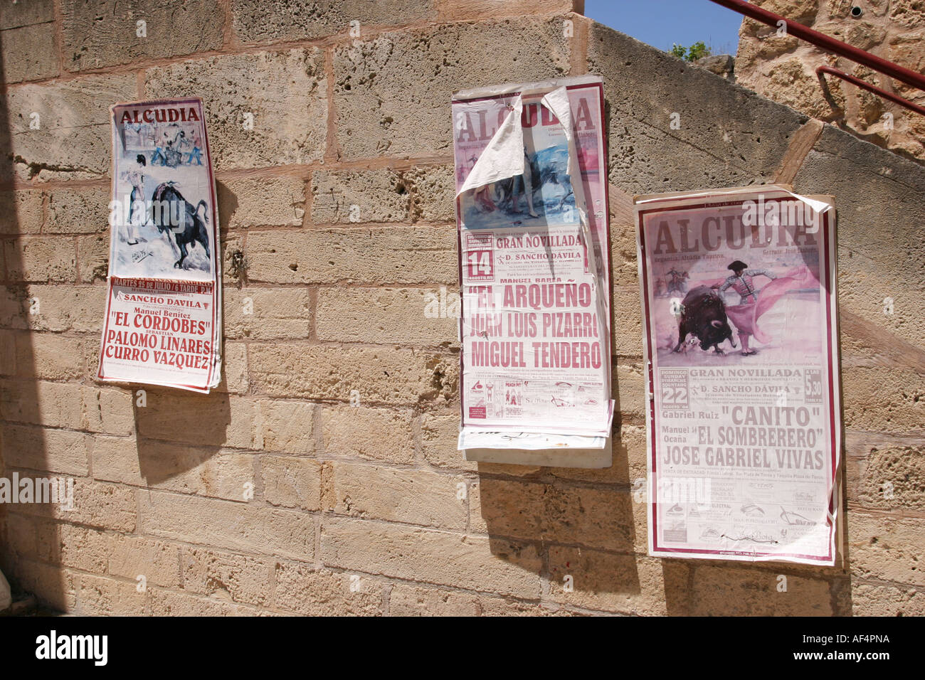 Des affiches à l'arène de corrida dans la vieille ville d'Alcudia de l'île de Majorque Espagne Banque D'Images