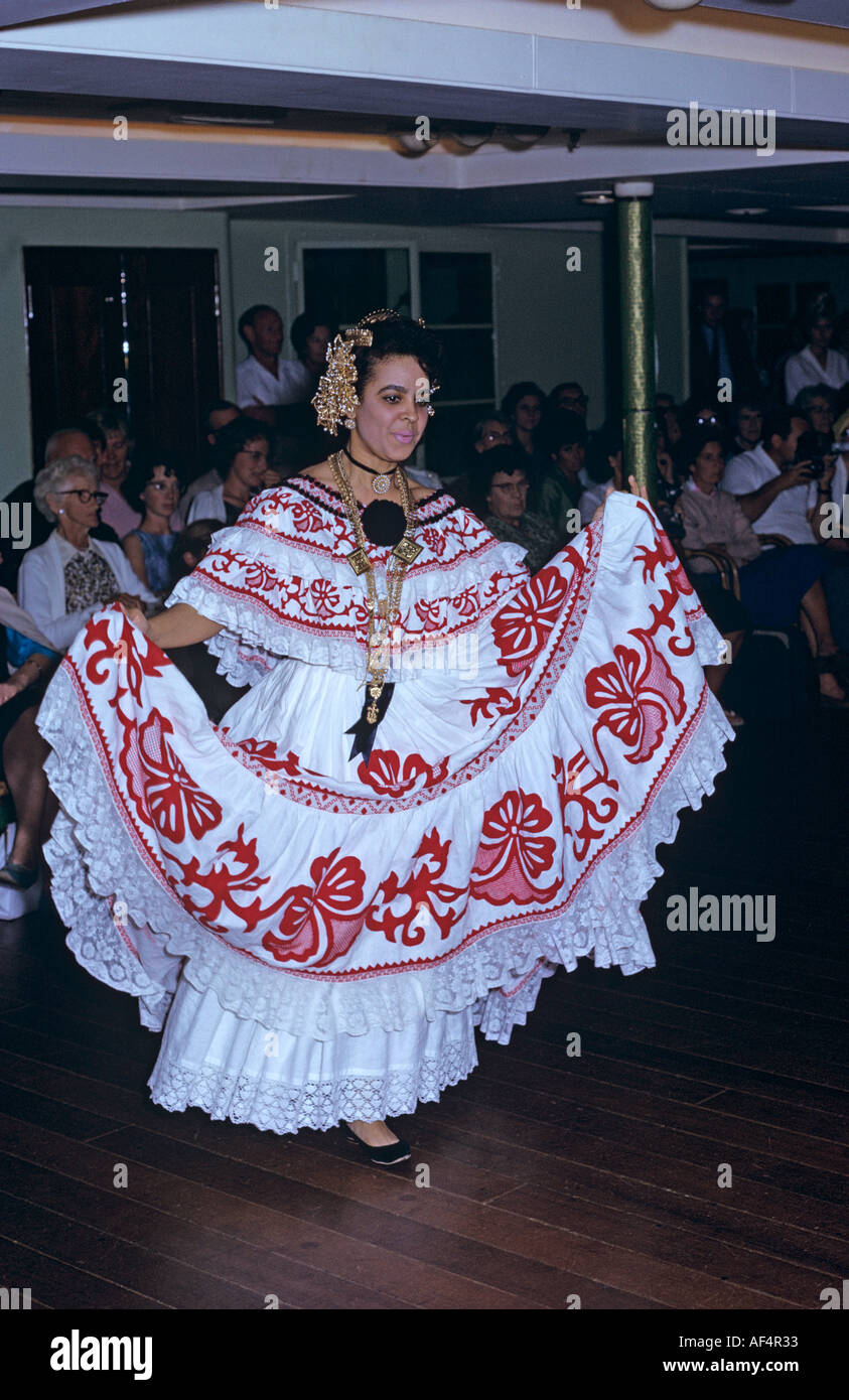 Dame blanche traditionnelle en danseuse panaméen et robe rouge à bord