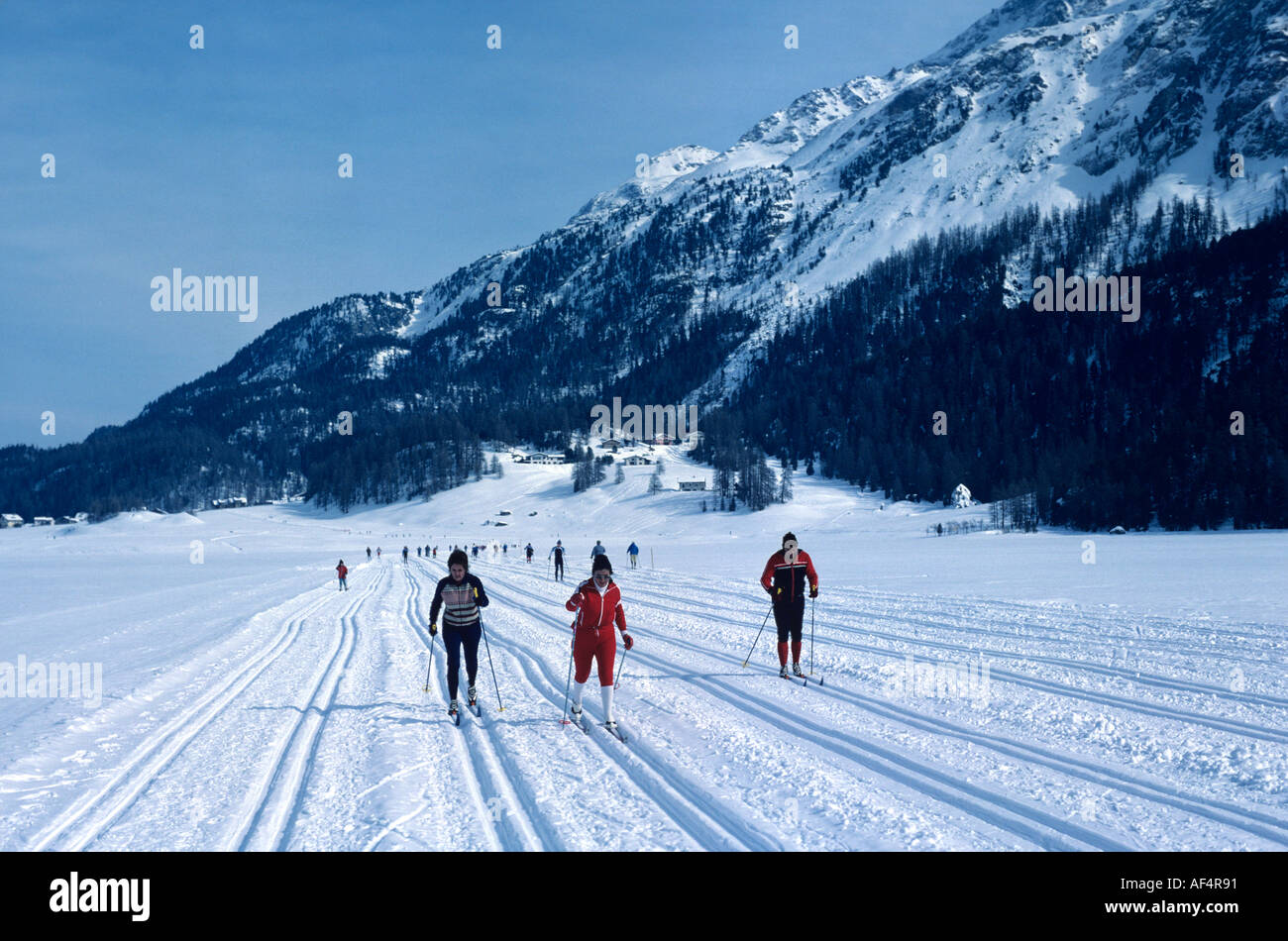 Cross country ski ski skieurs ou dans des morceaux sur un lac gelé recouvert de neige près de Sils en Engadine Suisse Banque D'Images
