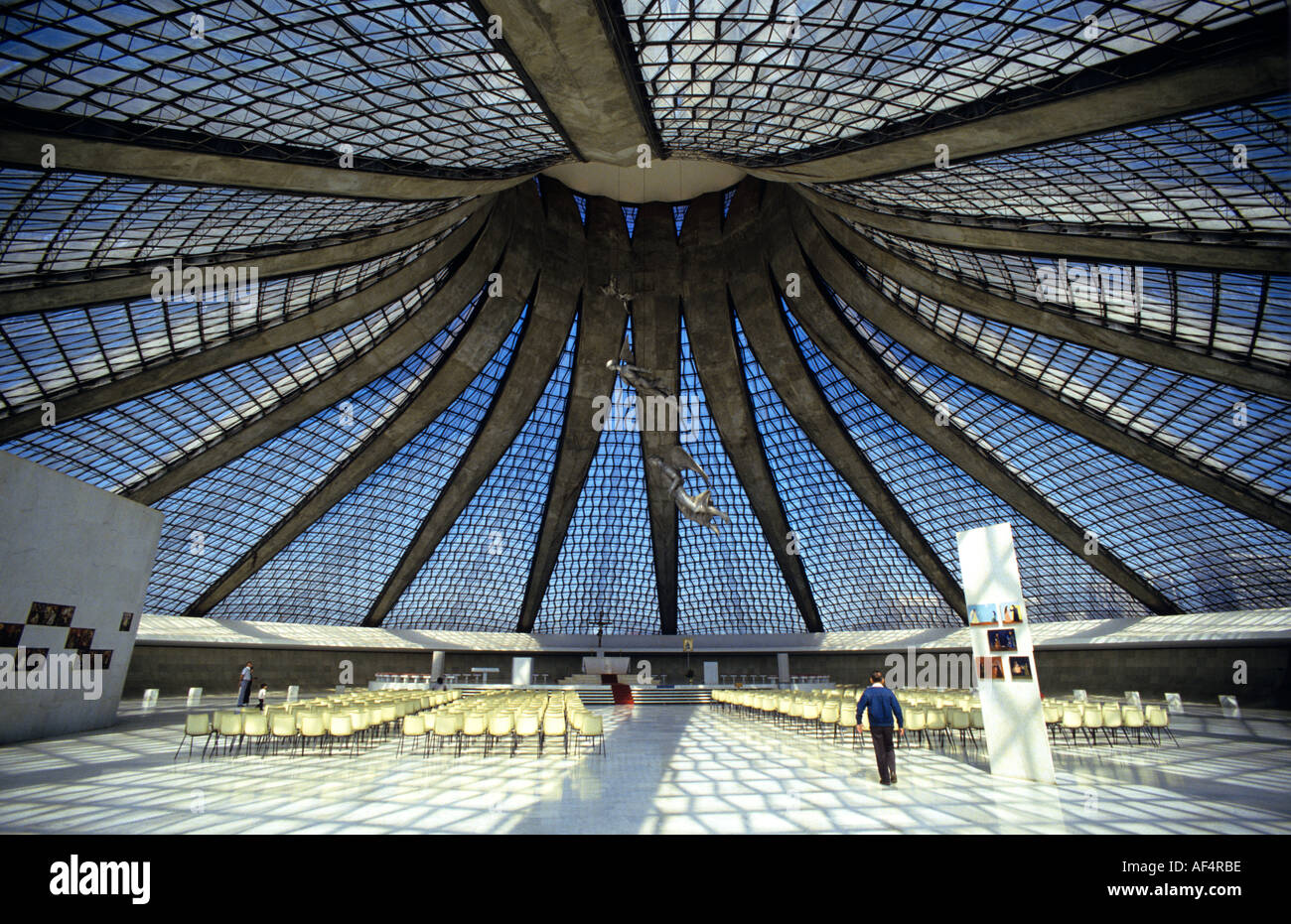 Vue intérieure grand angle soulignant le toit en verre panoramique et ciel au-dessus de la cathédrale de Brasilia Etat de Goias Brésil Banque D'Images