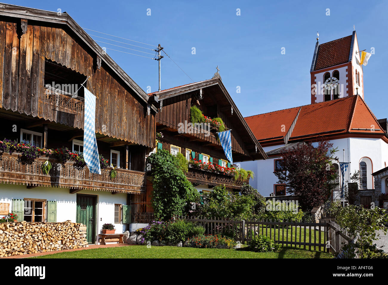 Maisons traditionnelles et l'église en Allemagne Haute-bavière Wackersberg Banque D'Images