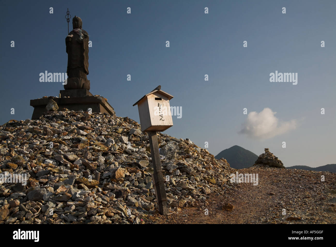 Osorezan shimokita aomori statue sur une colline rochers éparpillés partout la profondeur de champ ciel bleu Banque D'Images