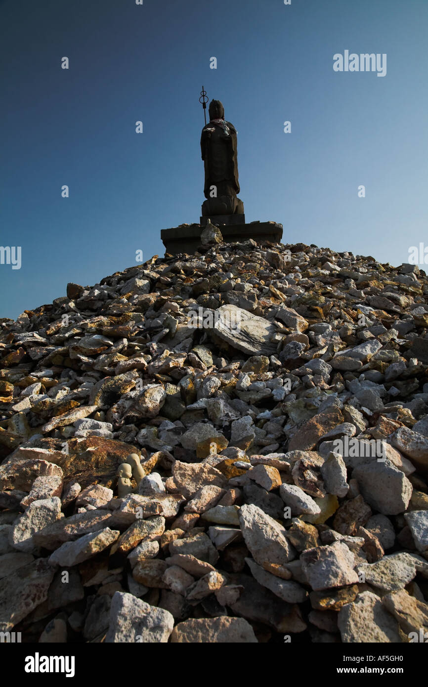 Osorezan shimokita aomori statue sur une colline rochers éparpillés partout la profondeur de champ ciel bleu Banque D'Images