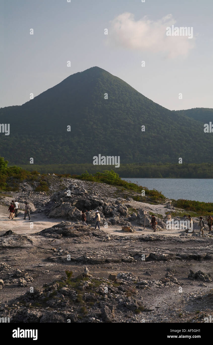 Osorezan aomori 22870 Île-touristes se rendant sur le lieu de culte à pied sur les rochers et les chemins montagne en arrière-plan Banque D'Images