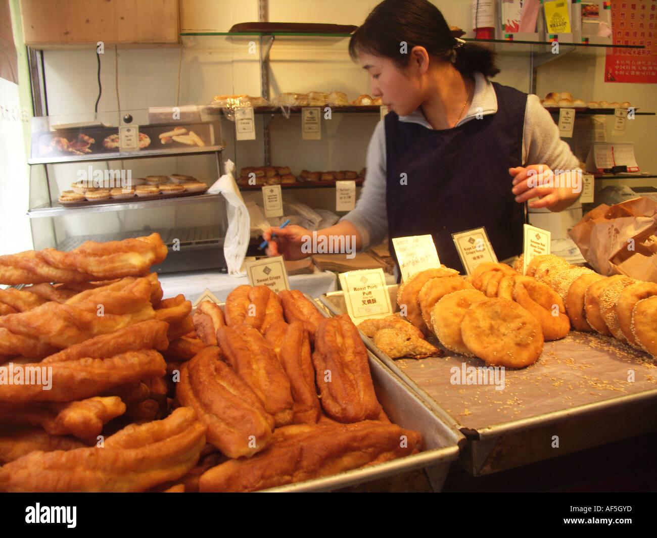 Femmes en service boulangerie chinois Chinatown Soho Londres Angleterre Banque D'Images
