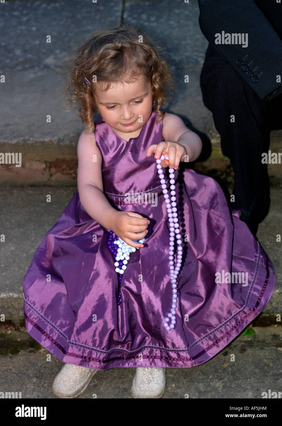 Petite fille jouant avec des perles Banque D'Images