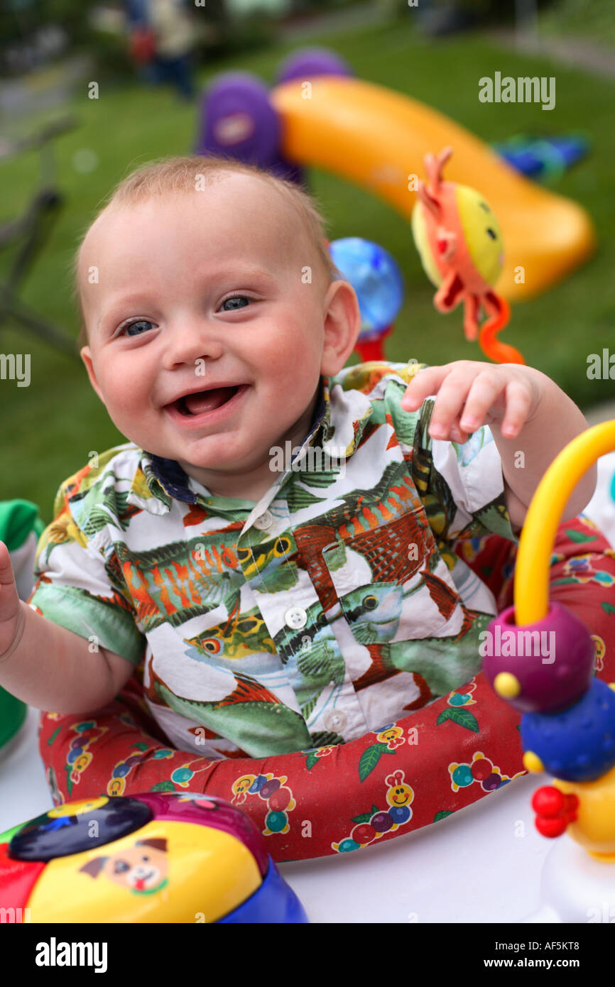 6 mois bébé jouant avec le sourire Banque D'Images