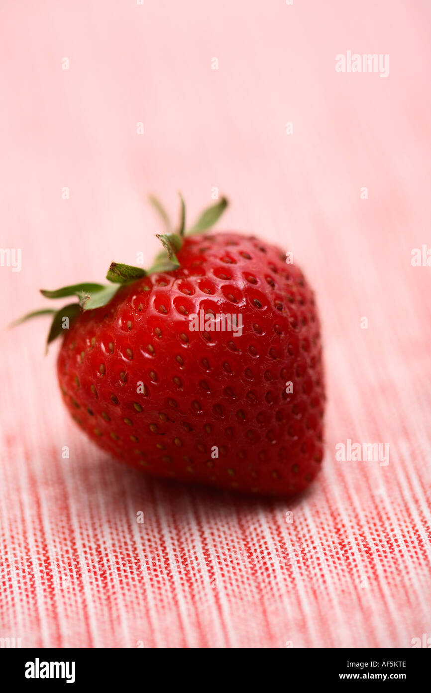 Strawberry on Tablecloth Banque D'Images