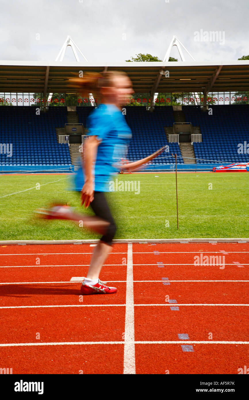 Un jeune athlète termine un relais à Crystal Palace stadium lors de la jeunesse de 2010 à 2007 à Londres Banque D'Images