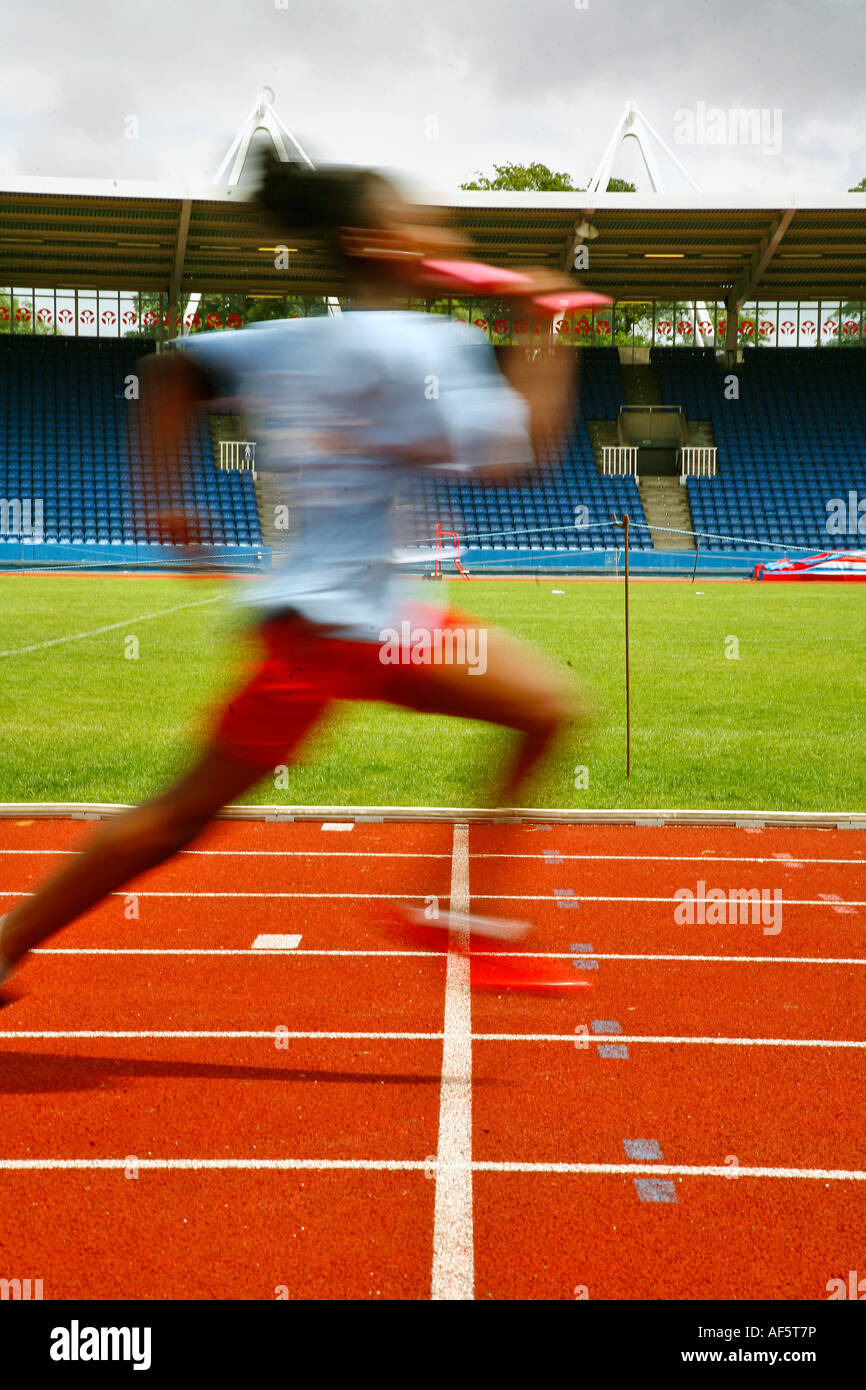Un jeune athlète termine un relais à Crystal Palace stadium lors de la jeunesse de 2010 à 2007 à Londres Banque D'Images