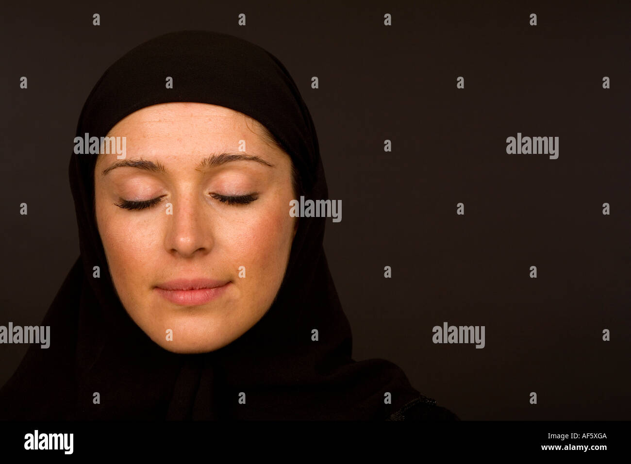 Close up head shot d'une femme musulmane dans un hijab noir Banque D'Images