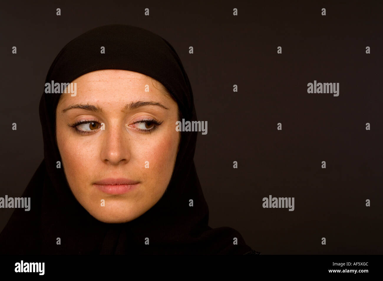 Close up head shot d'une femme musulmane dans un hijab noir Banque D'Images