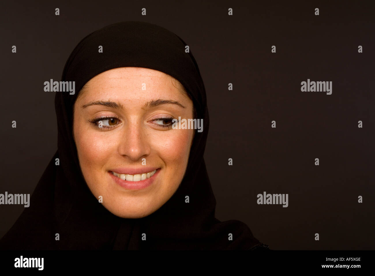 Close up head shot d'une femme musulmane dans un hijab noir Banque D'Images