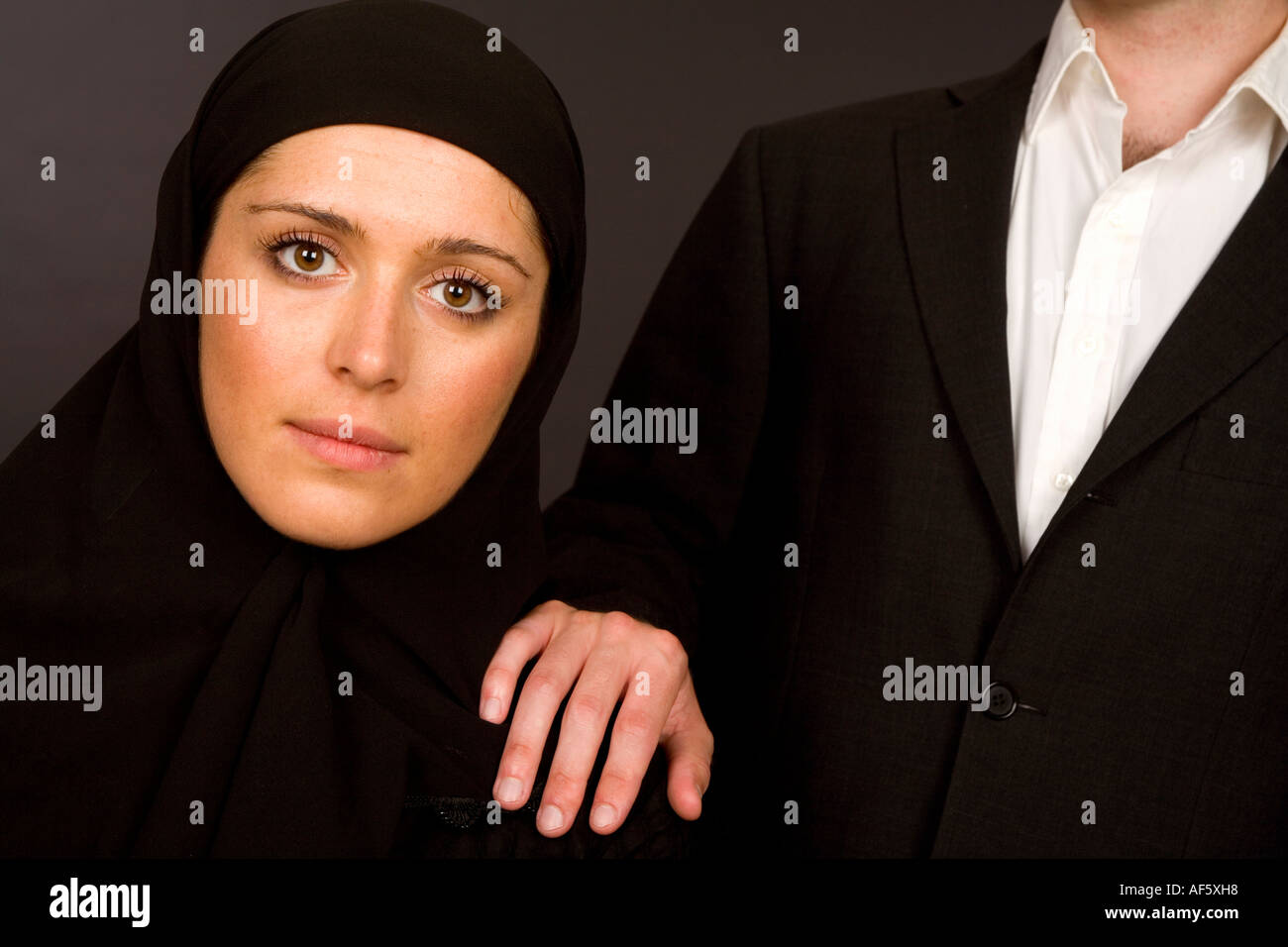 Homme debout à côté d'une femme portant un hijab burqa Banque D'Images