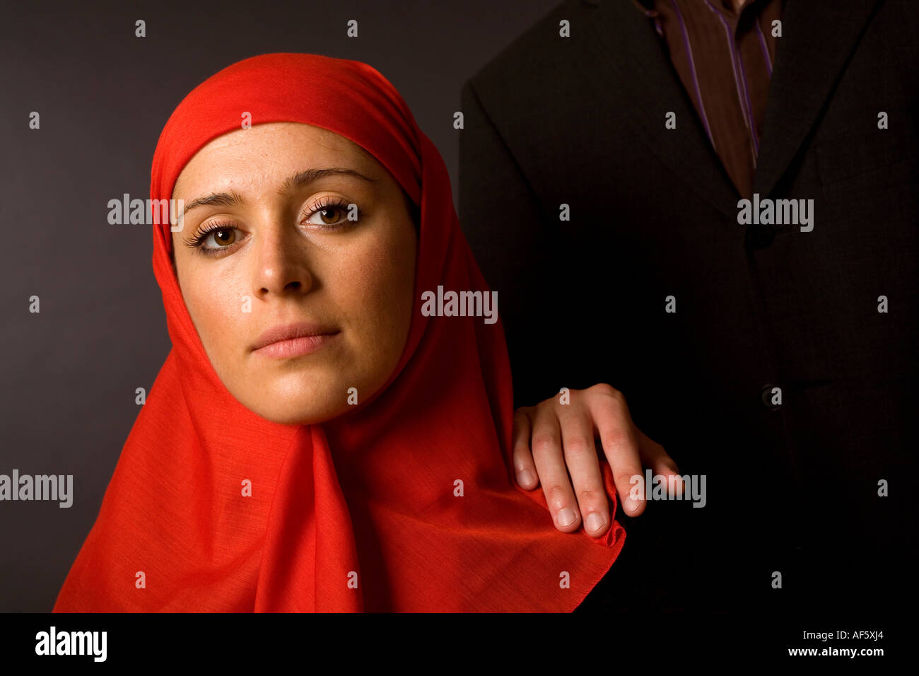 Homme debout à côté d'une femme portant un hijab burqa Banque D'Images