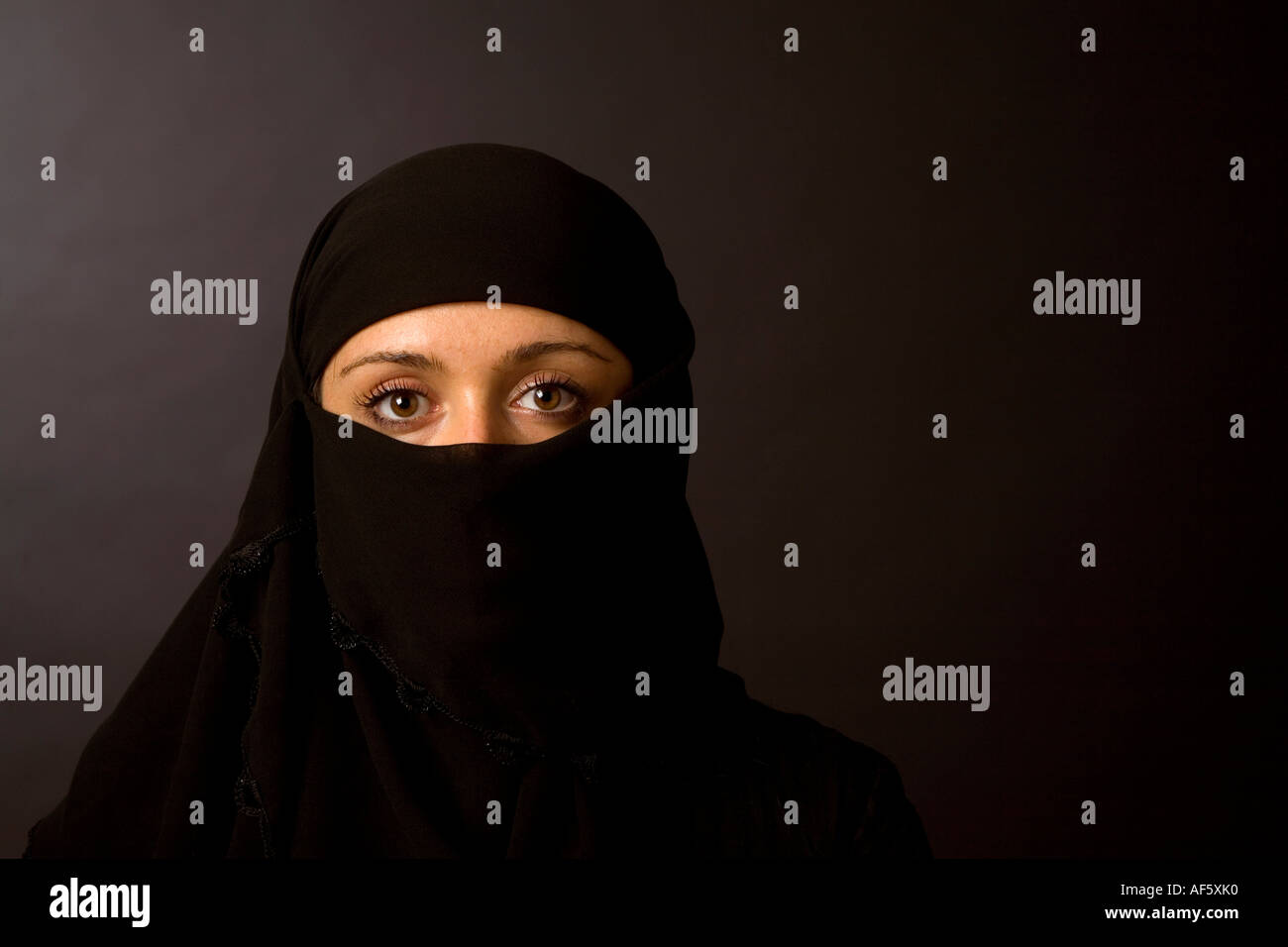 Close up head shot d'une femme musulmane dans un hijab burqa burqa noire Banque D'Images