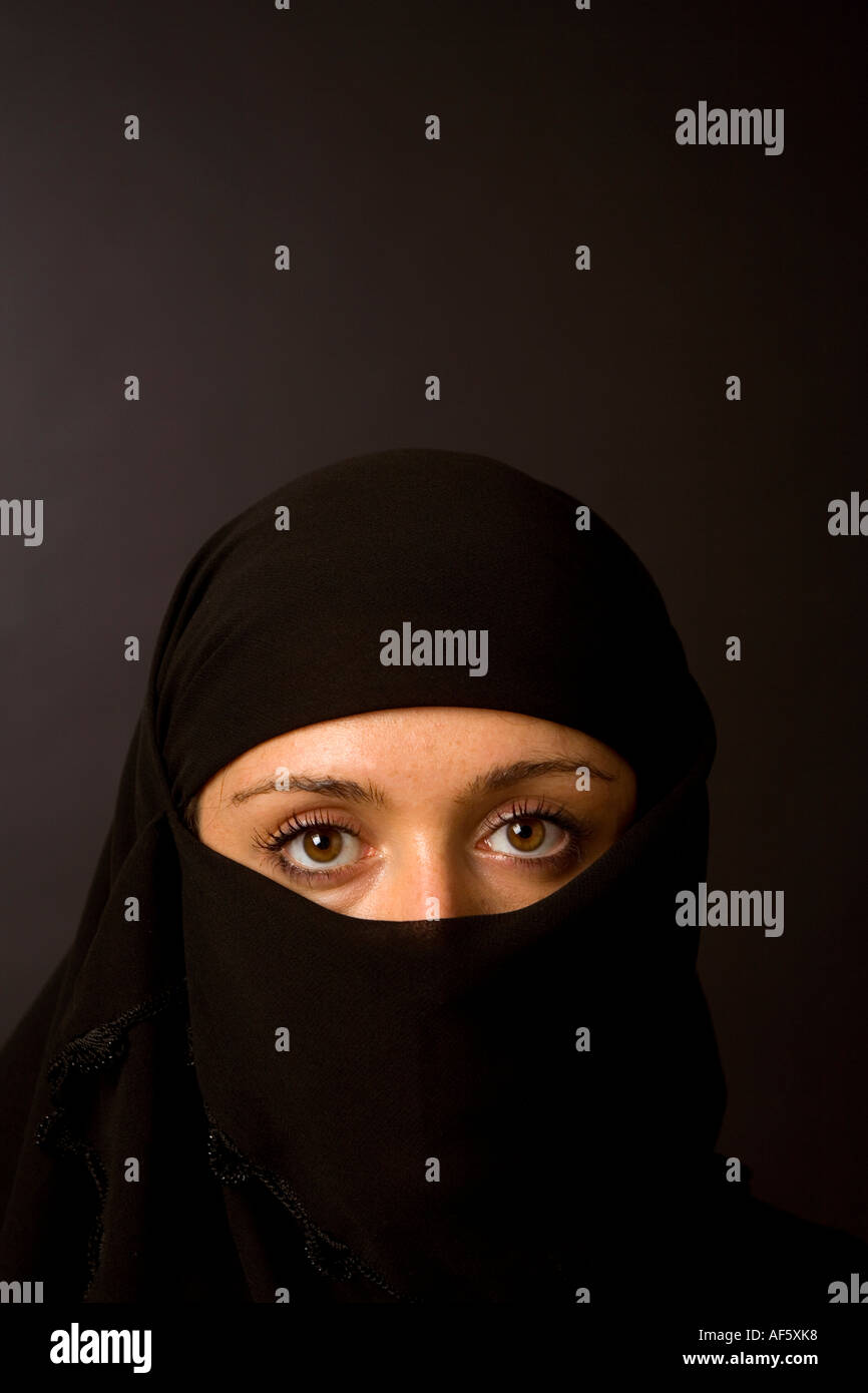 Close up head shot d'une femme musulmane dans un hijab burqa burqa noire Banque D'Images