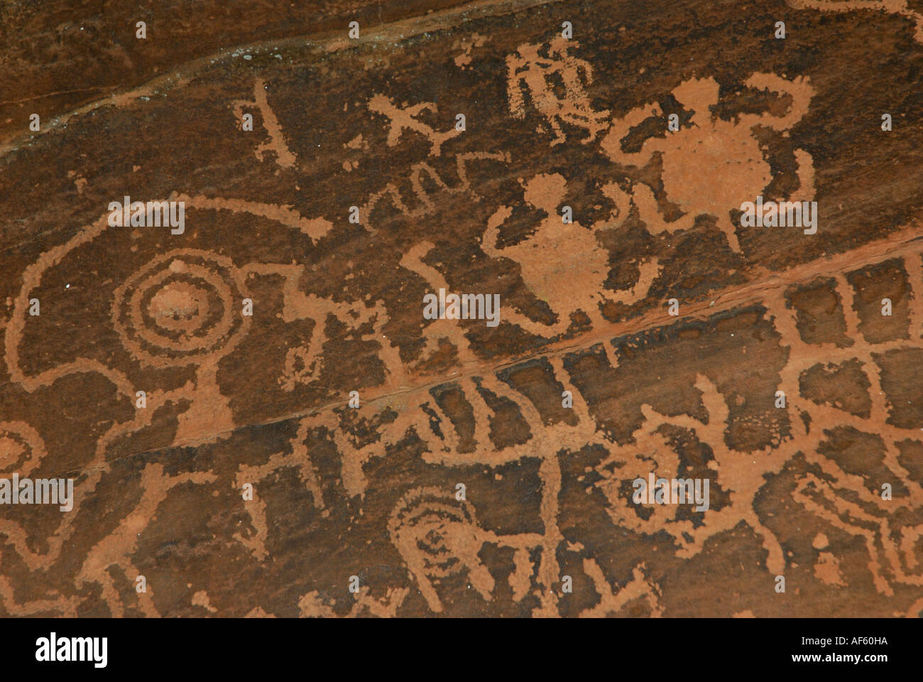 Les pétroglyphes de personnes, couples de tortues et symboles spirituels, bar V V site du patrimoine mondial, Arizona Banque D'Images