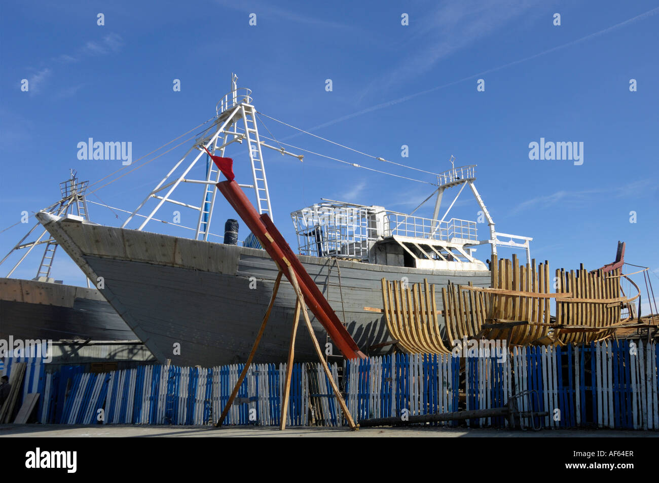 La construction de bateaux en bois à Skala du port Essaouira Maroc Afrique du Nord Banque D'Images