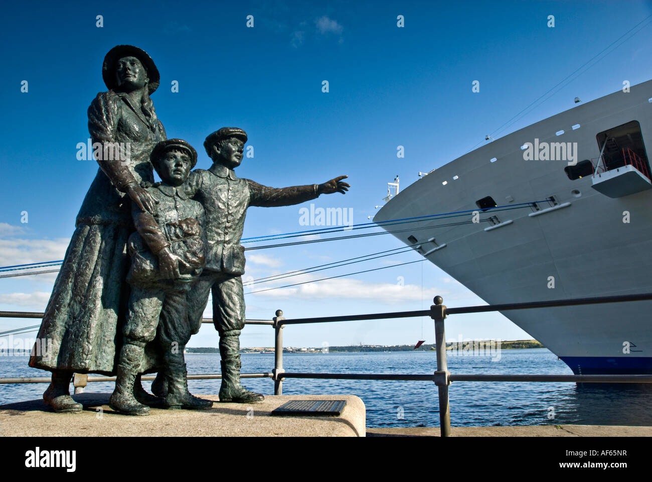 La statue d'Annie Moore sculptée par Jeanne Rynhart à Cove ( Cobh ) port en République d'Irlande. Banque D'Images