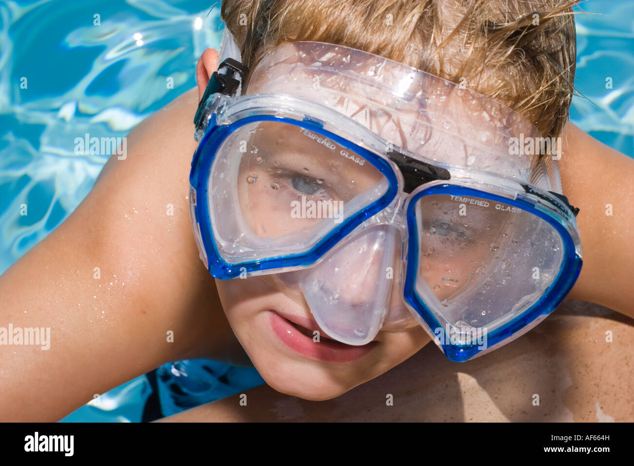 Boy wearing masque de plongée de la piscine Banque D'Images