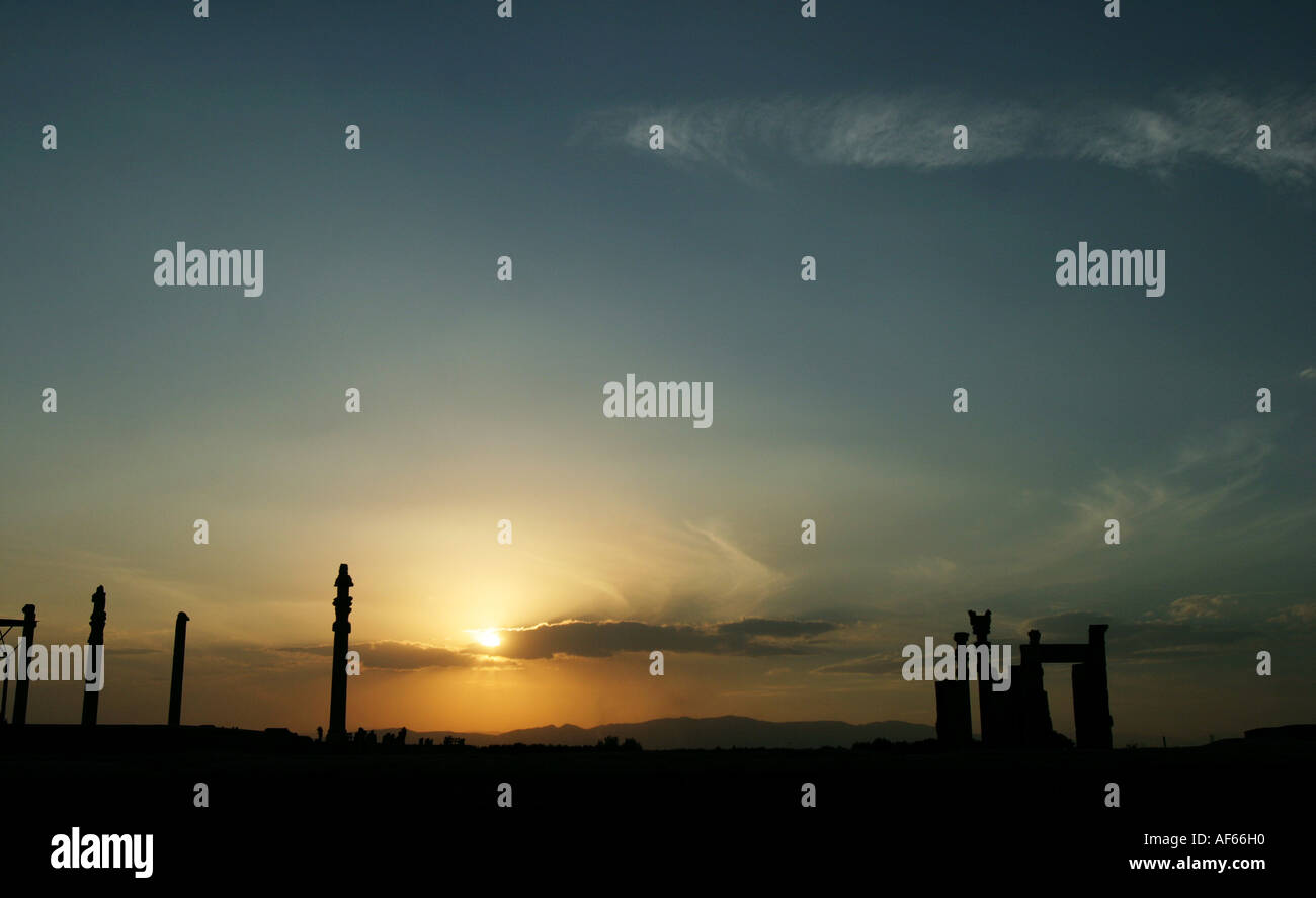 Vue sur le Palais Apadana à Persépolis (Takht-e Jamshid) au coucher du soleil, l'Iran, novembre 2004. Banque D'Images