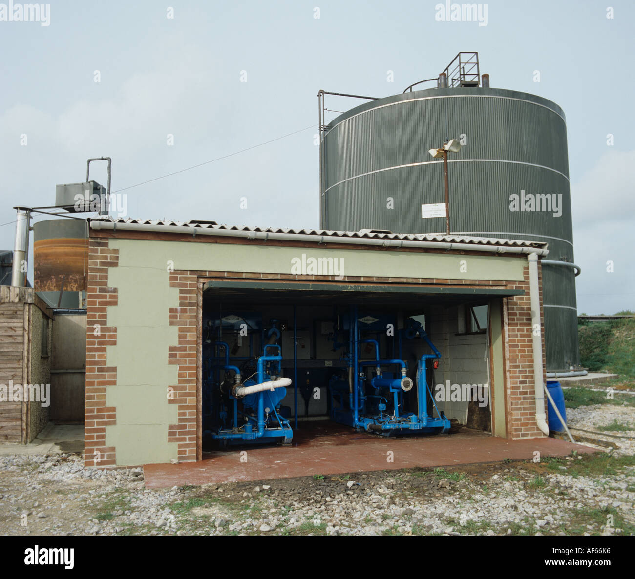 La création du réservoir de lisier de porc le méthane pour alimenter des générateurs électriques Banque D'Images