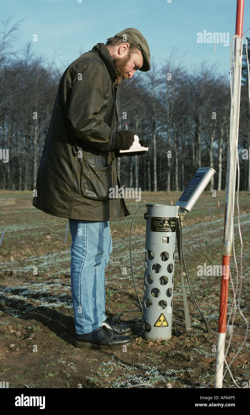 Chercheur scientifique à l'aide d'une sonde à neutrons pour détecter l'eau souterraine Banque D'Images