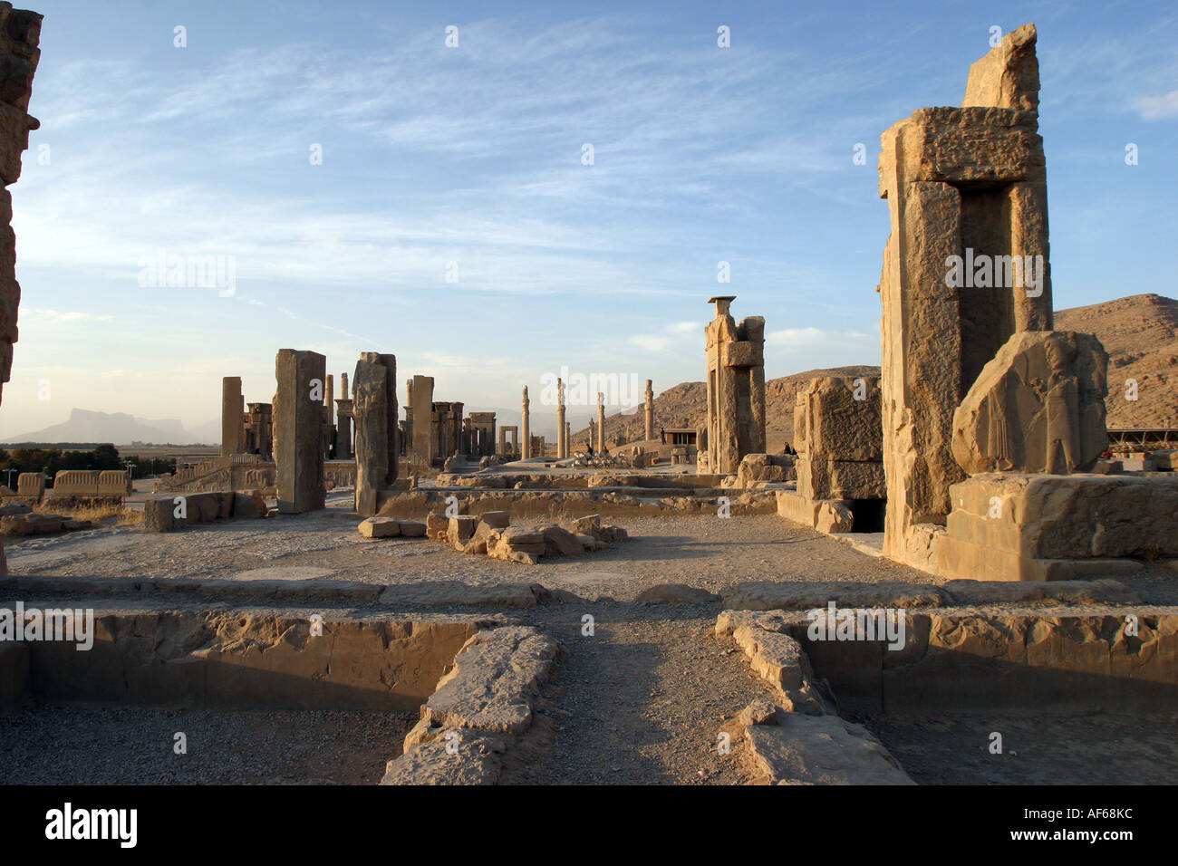 Ruines autour du palais Apadana à Persépolis (Takht-e Jamshid) dans le centre de l'Iran, novembre 2004. Banque D'Images