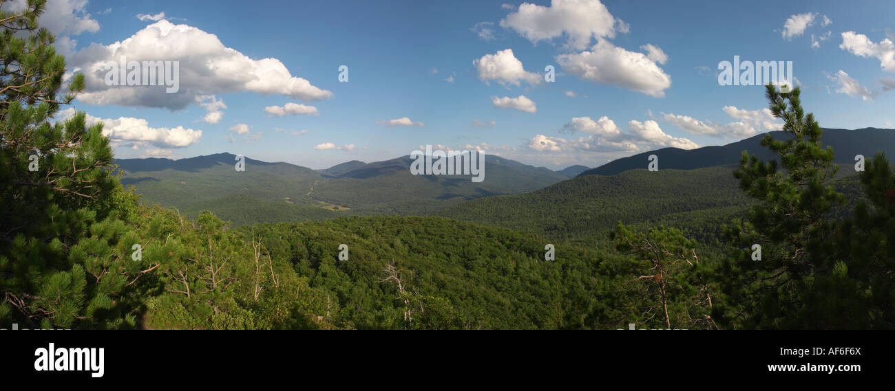 Voir d'Owls Head Mountain près de Keene dans la région des hauts sommets des montagnes Adirondack dans l'État de New York Banque D'Images