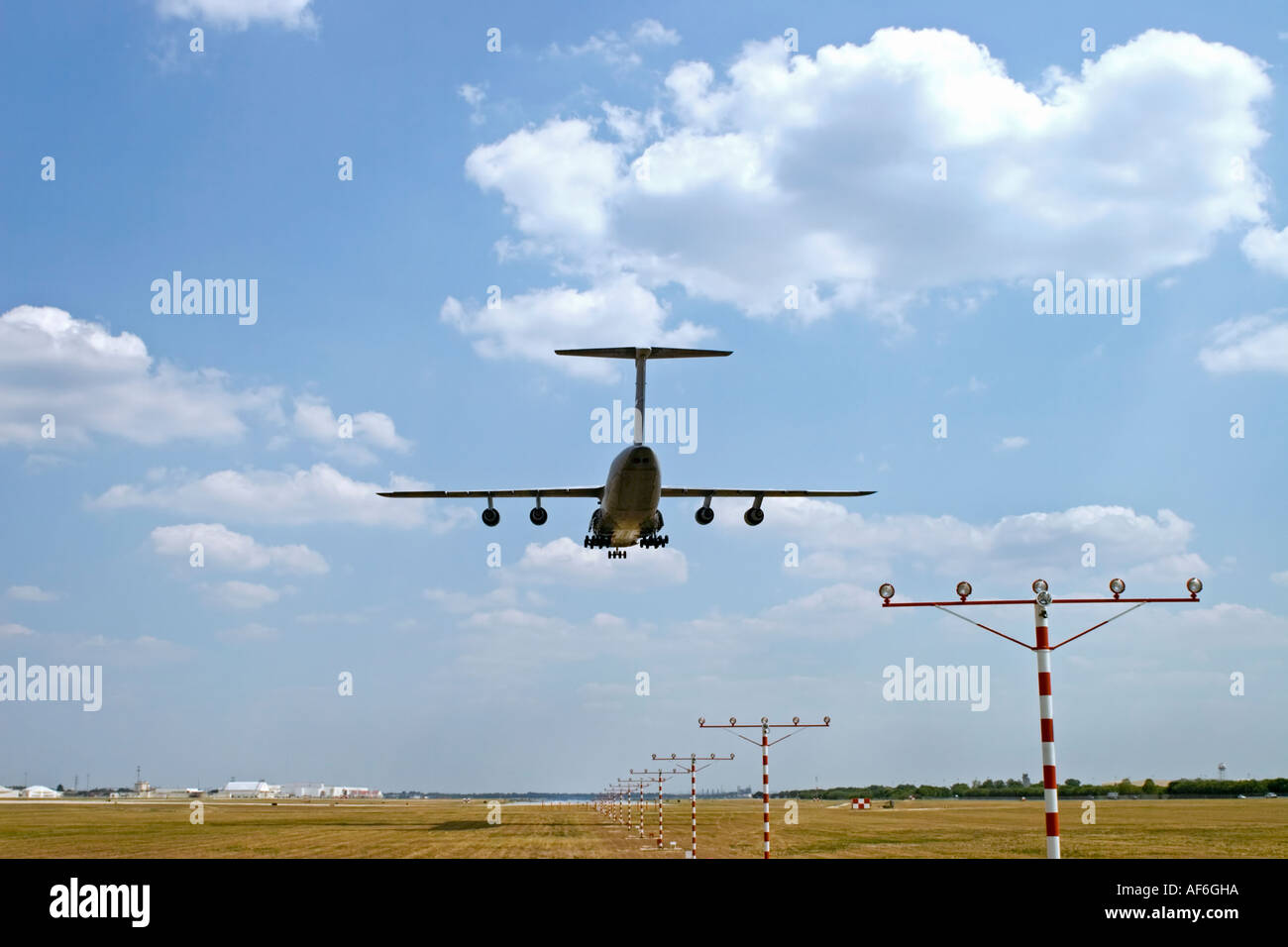 C-5A d'avions à l'atterrissage à Lackland AFB feux d'approche Banque D'Images