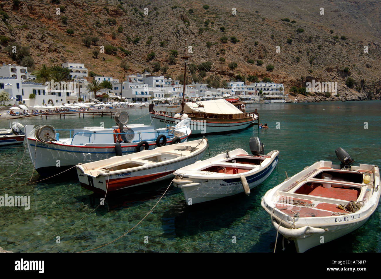 La ville de Loutro Harbour avec petits bateaux au sud ouest de la Crète Banque D'Images