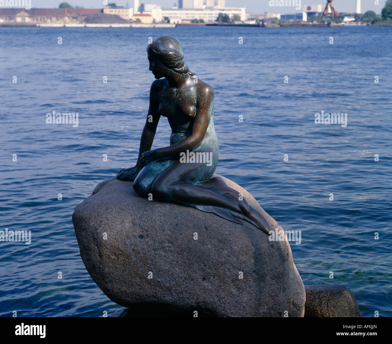 Danemark Nouvelle-Zélande Le port de Copenhague La Petite Sirène statue en bronze assis sur un rocher Banque D'Images