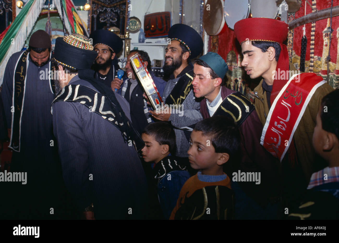 La PALESTINE Moyen Orient de Gaza ville de Gaza Sufi danseurs et musiciens dans une mosquée Banque D'Images