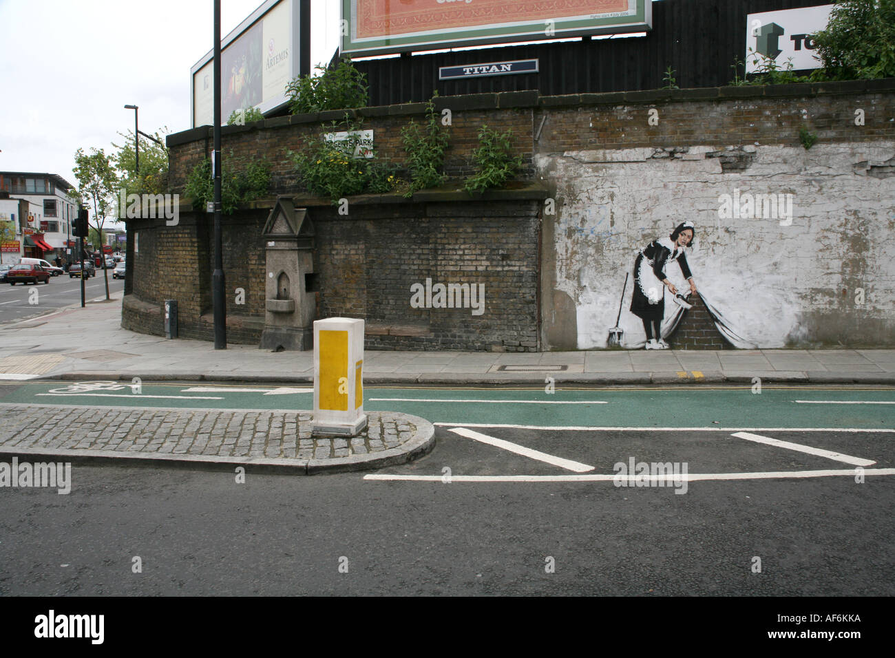 Banksy Maid le balayant sous le tapis, Chalk Farm, Londres Banque D'Images