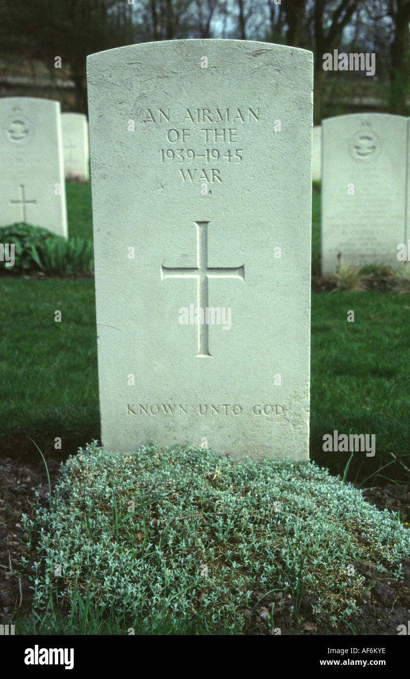 Tombes de militaires britanniques au cimetière de Poznan construit sur une ancienne forteresse prussienne à Poznan, Pologne Banque D'Images