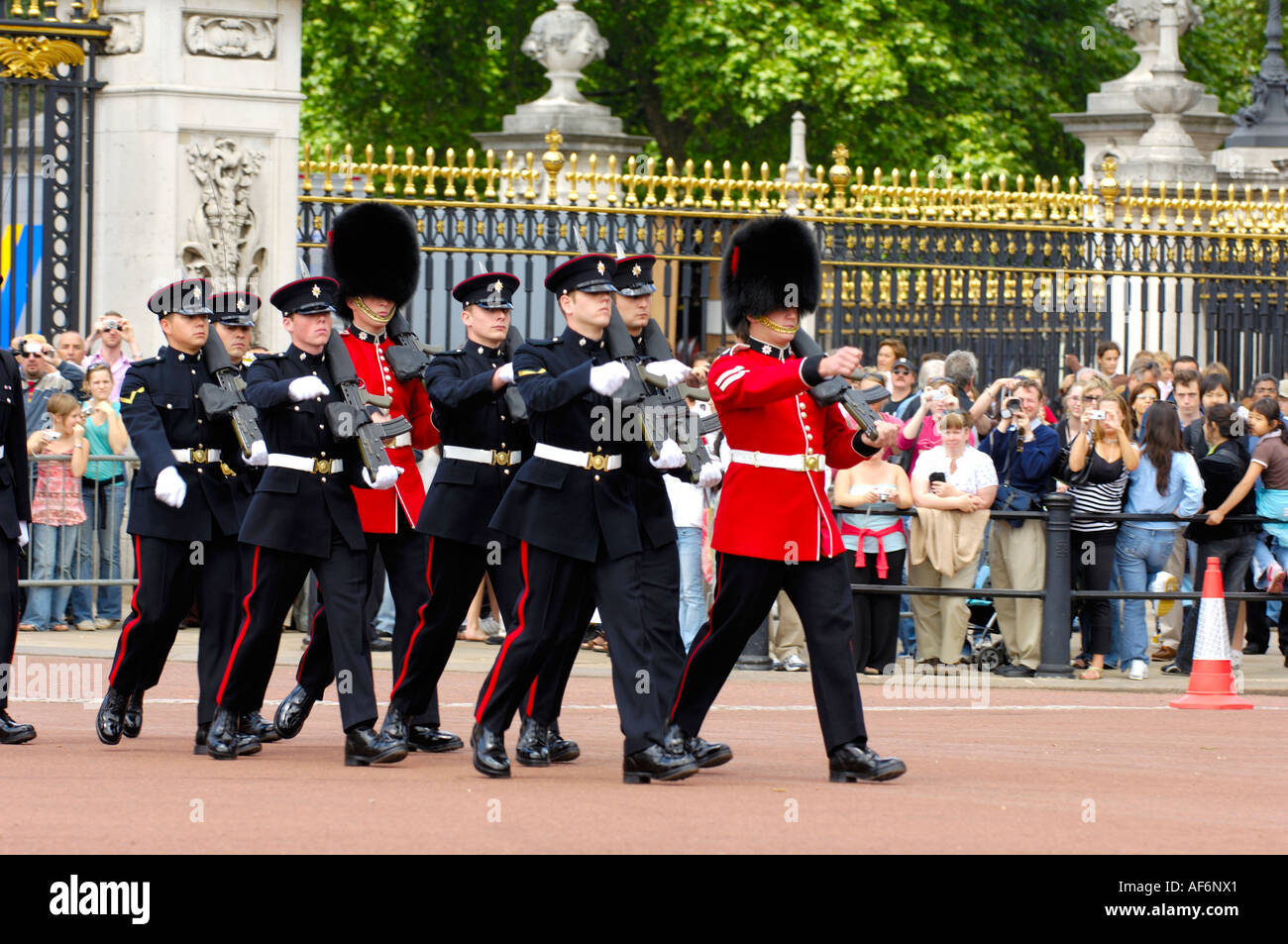 Changement de la garde au Palais de Buckingham Londres Banque D'Images