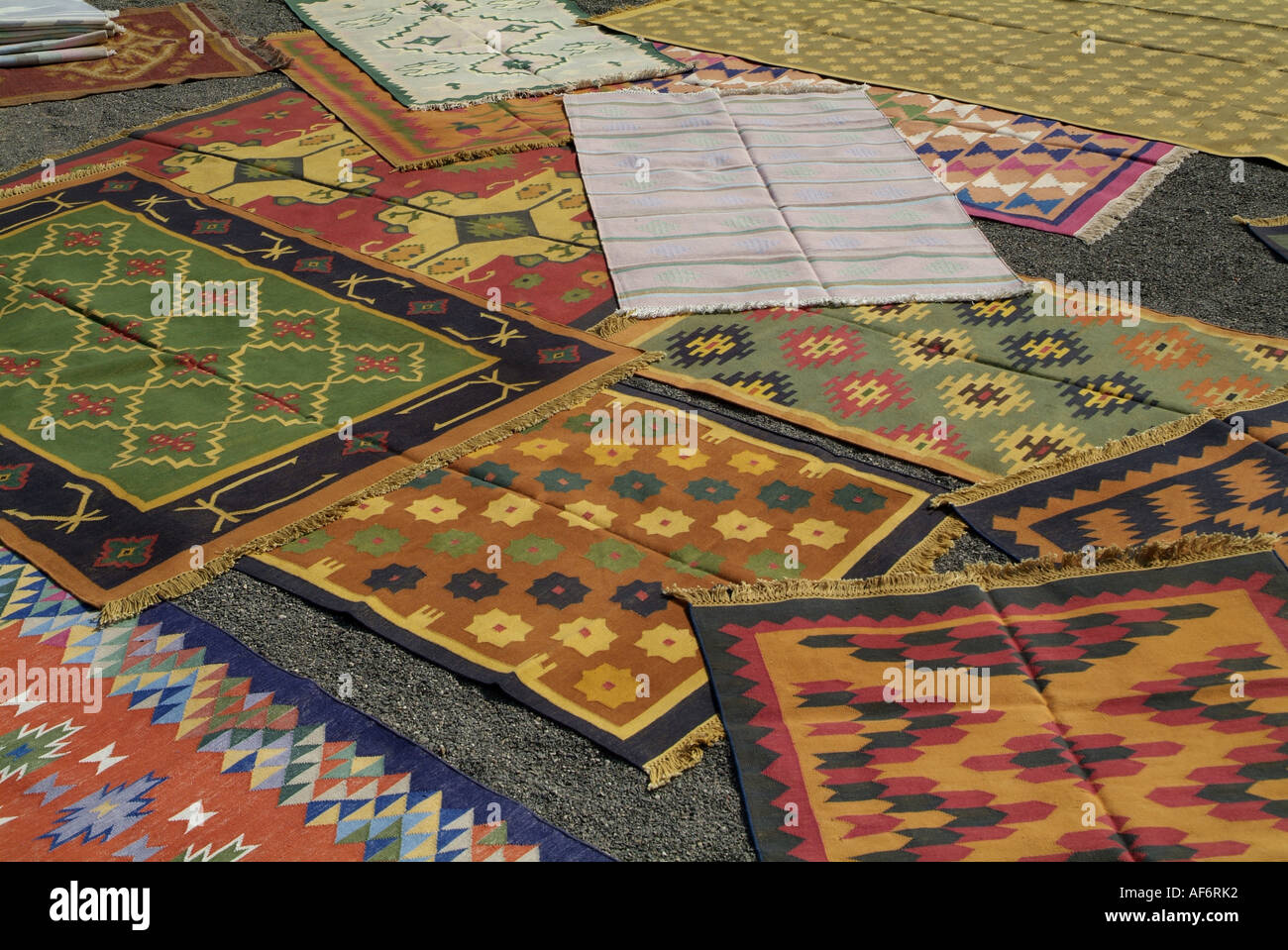 Des tapis colorés réalisés par le peuple Bishnoi près de Jodhpur en Inde  Photo Stock - Alamy