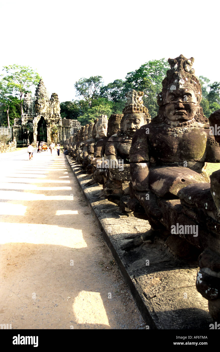 Statues sur la chaussée sud d'Angkor Thom d'Ankgor Wat-, Cambodge Banque D'Images