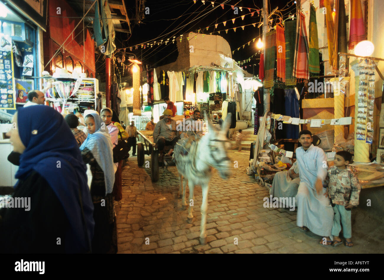 Egypte Assouan les gens dans le marché de nuit Banque D'Images