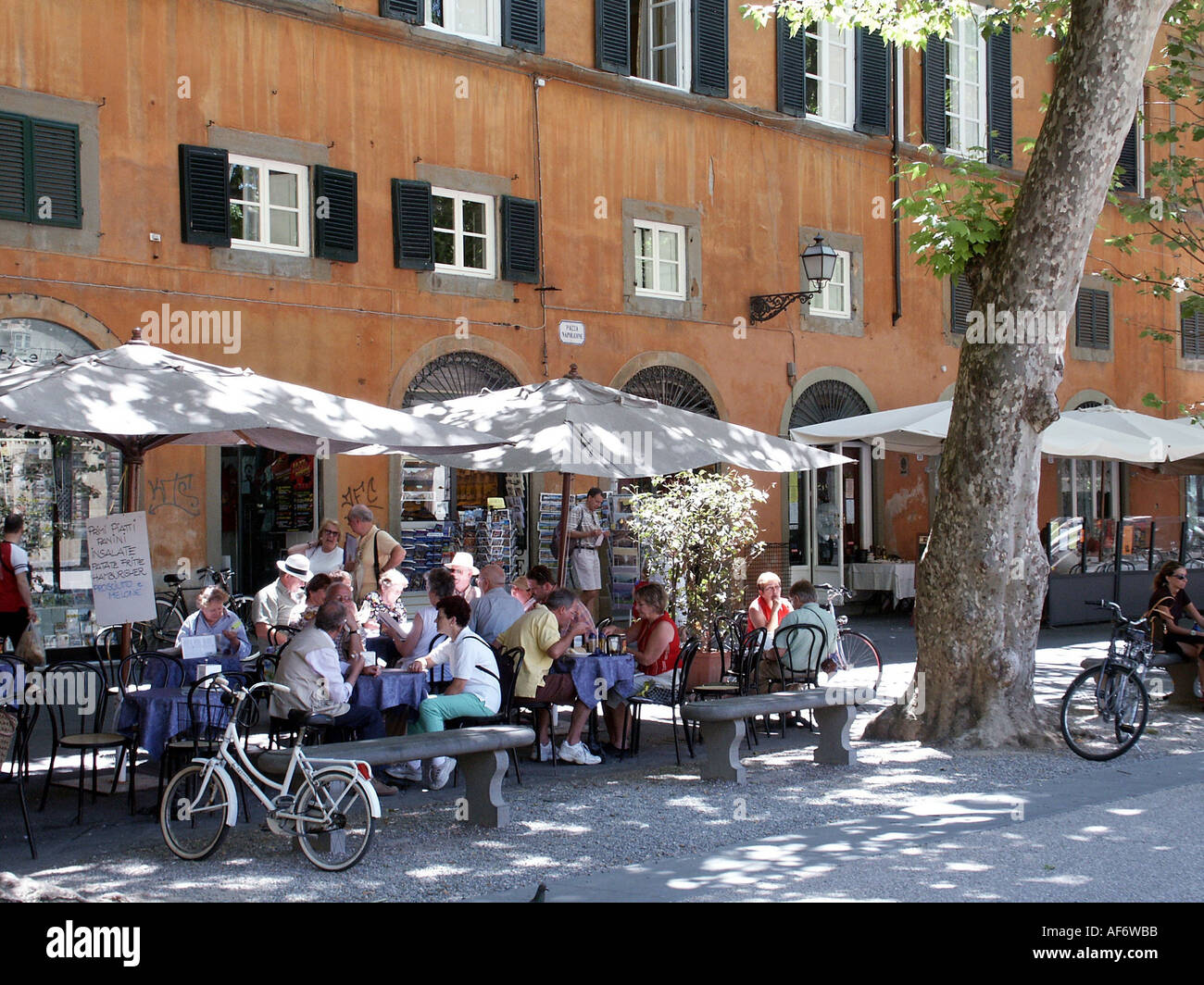 Géographie / voyages, Italie, Toscane, Lucca, restaurant en face de l'Hôtel Universo, la Piazza Napoleone, Additional-Rights Clearance-Info-Not-Available- Banque D'Images