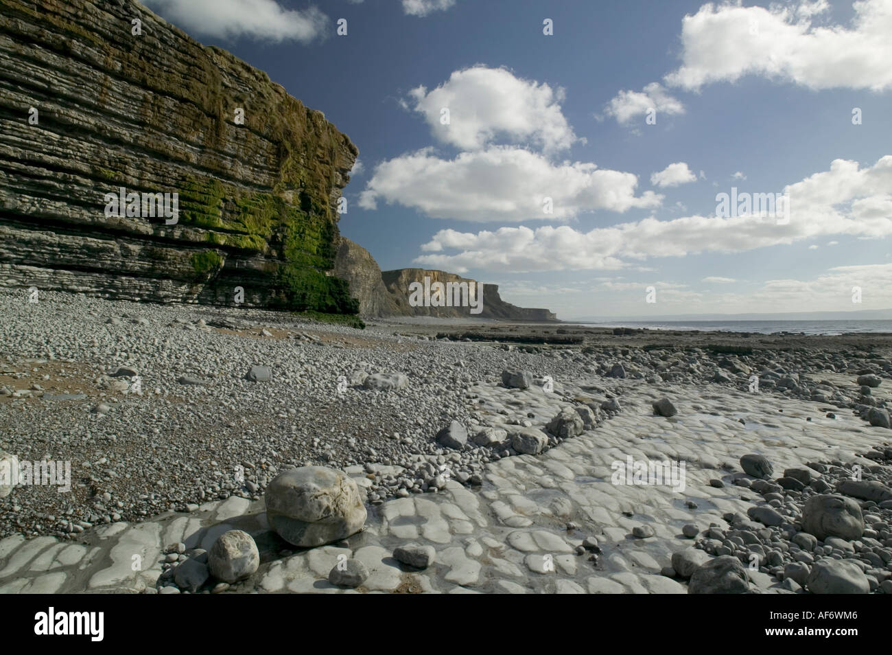 Falaises et plage près de Dunraven Bay Glamorgan Wales Banque D'Images