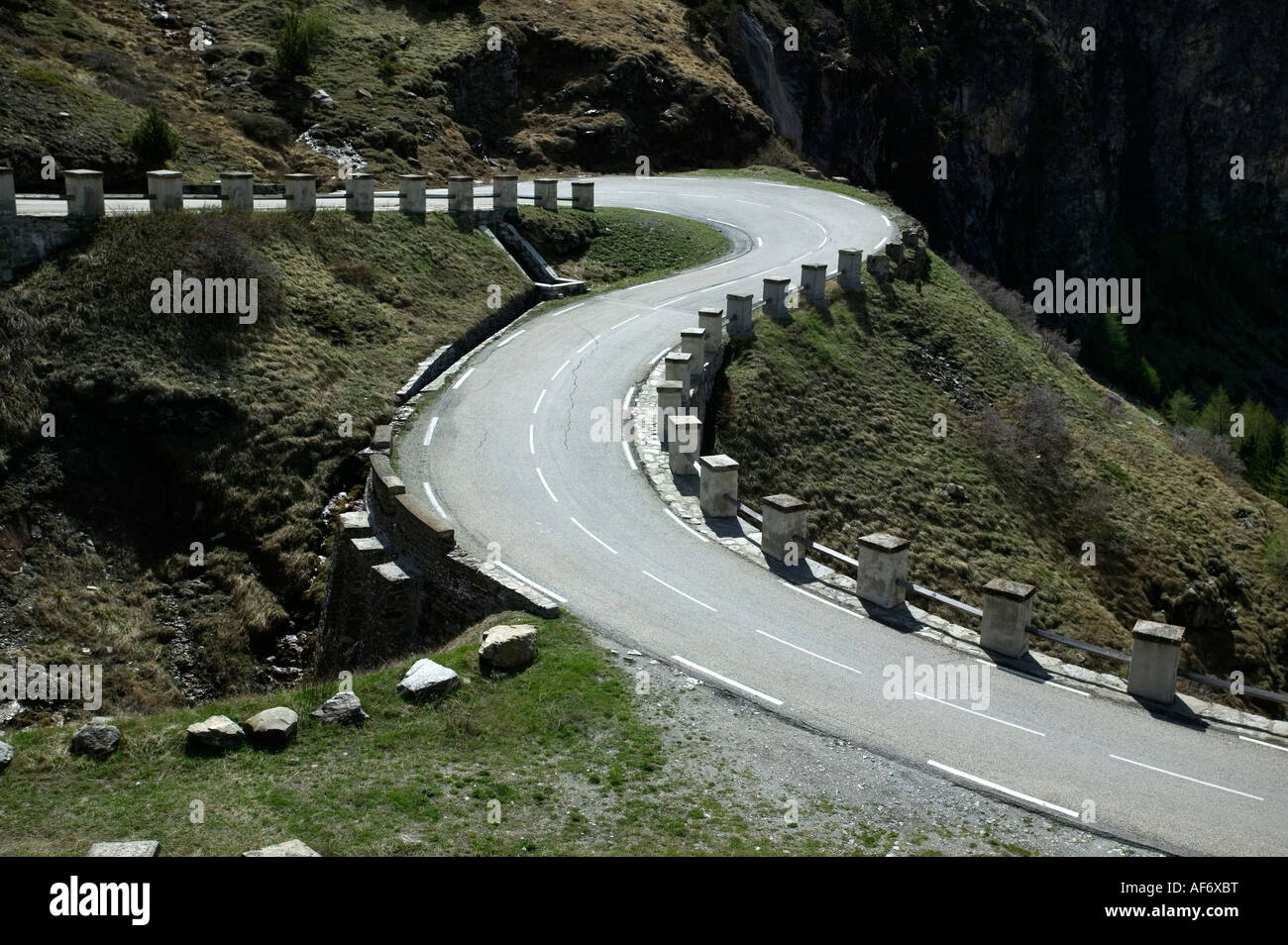 S bend sur col italien dans les Alpes Banque D'Images