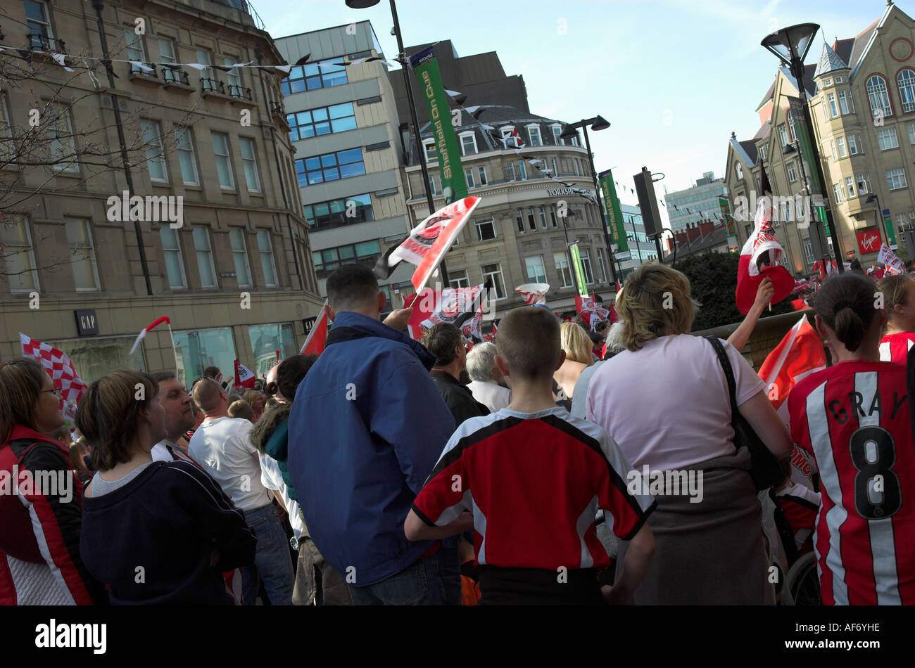 Sheffield United Football club fans dans le centre-ville de Sheffield, mai 2006. Banque D'Images