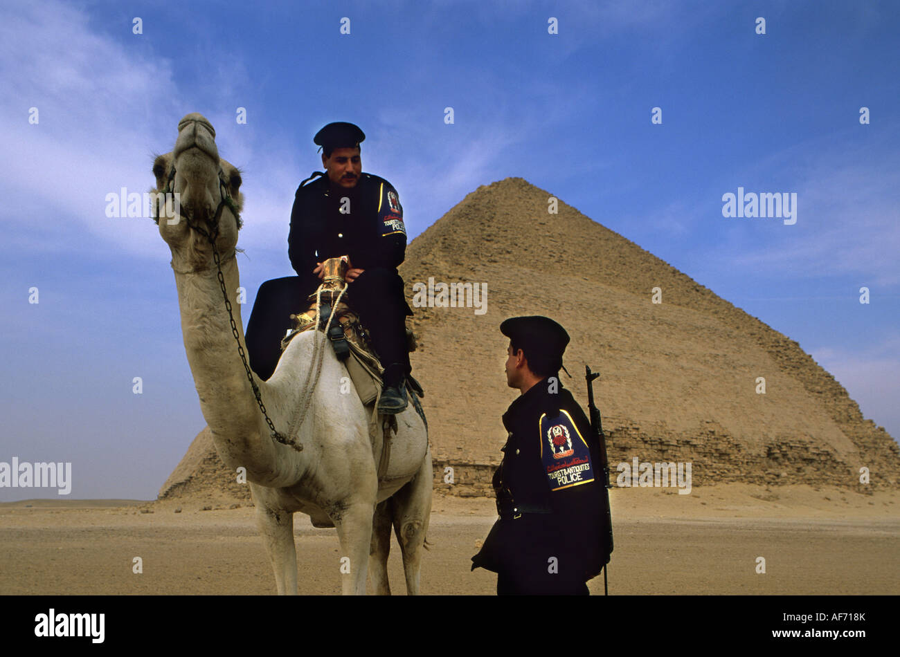 Egypte Le Caire, pyramide rhomboïdale de Dahchour, police touristique sur camel Banque D'Images